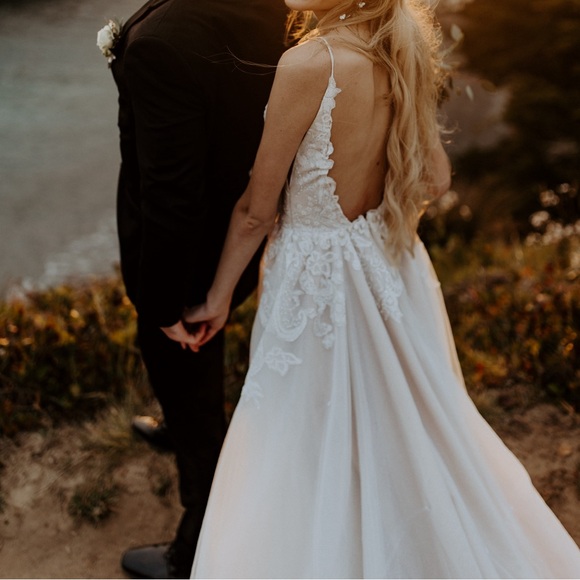 Miss Hayley Paige Wedding Gown | Nash | Size 4 - Picture 8 of 12